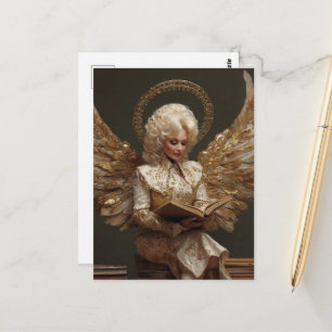 Blonde Engelsfrau sitzt auf Büchern und liest ein Postkarte