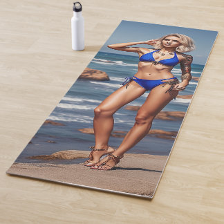 Blonde Fitness Bikini Girl posiert Yoga Mat Yogamatte