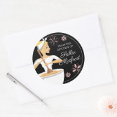 Blonde Frauenbäckerei aus der Küche Runder Aufkleber (Umschlag)