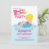 Blonde Girl Birthday Sommerpool Party Einladung (Stehend Vorderseite)