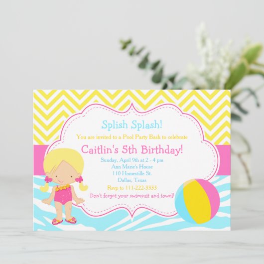 Blonde Girl Pool Party Bash Party Einladung (Stehend Vorderseite)