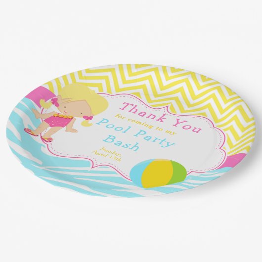 Blonde Girl Pool Party Bash Party Pappteller (Schrägansicht)