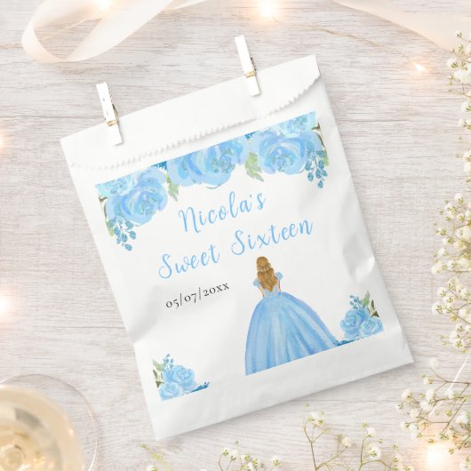 Blonde Hair Princess Blue Floral Sweet Sixteen Geschenktütchen (Ausgeschnitten)