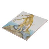 Blonde Meerjungfrau, die auf Seefelsen, Fliese (Seite)