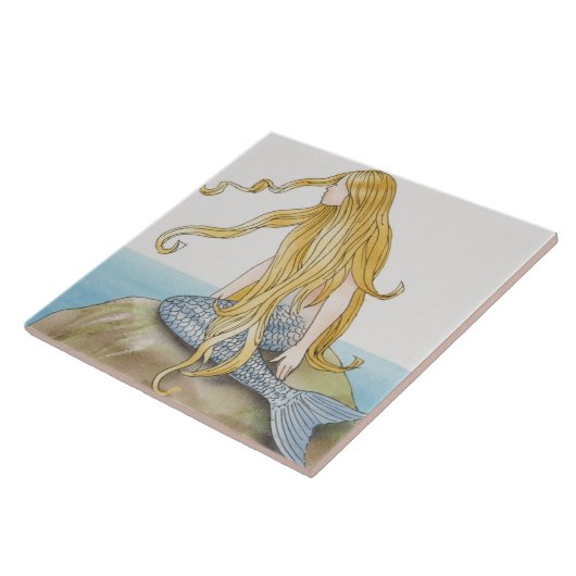 Blonde Meerjungfrau, die auf Seefelsen, Fliese (Seite)