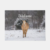 Blonde Pferdewanderung im Schnee Willkommen vor de Fußmatte (Vorderseite)