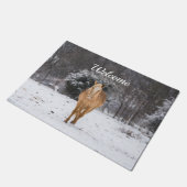 Blonde Pferdewanderung im Schnee Willkommen vor de Fußmatte (Schrägansicht)