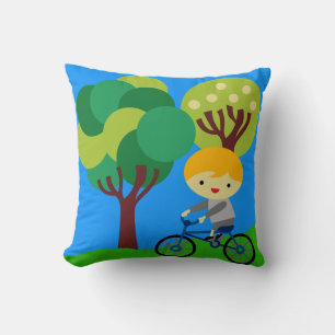 Blonder Junge auf Fahrrad-Kissen Kissen