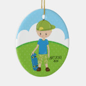 Blonder Skateboard-Jungen-personalisiertes Keramikornament (Rechts)