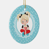 Blondes Film-Nachtmädchen mit Popcorn Keramik Ornament (Rechts)