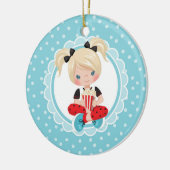 Blondes Film-Nachtmädchen mit Popcorn Keramik Ornament (Links)