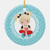 Blondes Film-Nachtmädchen mit Popcorn Keramik Ornament (Hinten)