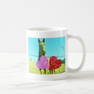 Blondes Pferd und rosa und rote Herzen Kaffeetasse