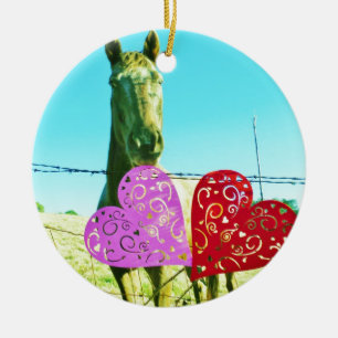 Blondes Pferd und rosa und rote Herzen Keramikornament
