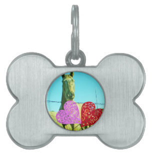 Blondes Pferd und rosa und rote Herzen Tiermarke