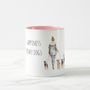 Blondhaarige Dame führt Hunde aus Tasse