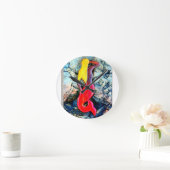 Blondine in rot runde wanduhr (Zuhause)