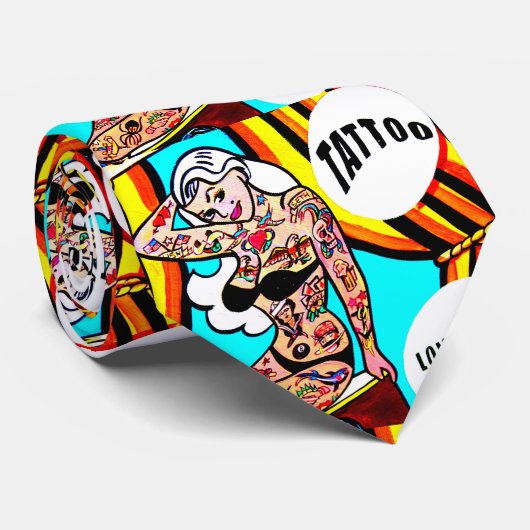 Blondine mit tätowierter Krawatte (Gerollt)