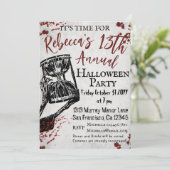 Bloody Creepy Skeleton Halloween-Party Einladung (Stehend Vorderseite)