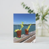 Bloody Mary trinkt auf einem Geländer mit dem Ozea Postkarte (Stehend Vorderseite)