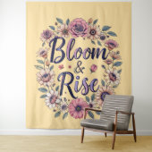Bloom & Rise florale Typografie Wandteppiche (Beispiel)