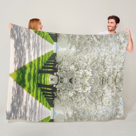 "Bloom Trail Dreams - Tranquisit Pathway" Fleecedecke (Beispiel)