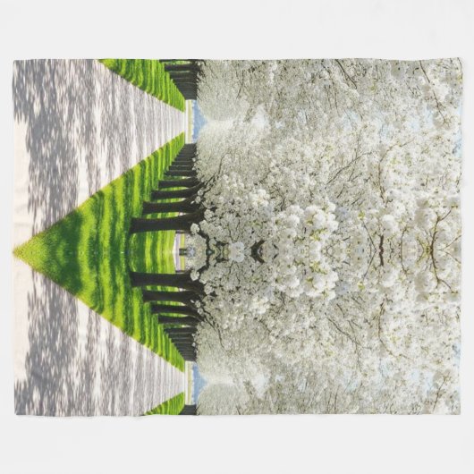 "Bloom Trail Dreams - Tranquisit Pathway" Fleecedecke (Vorderseite (Horizontal))