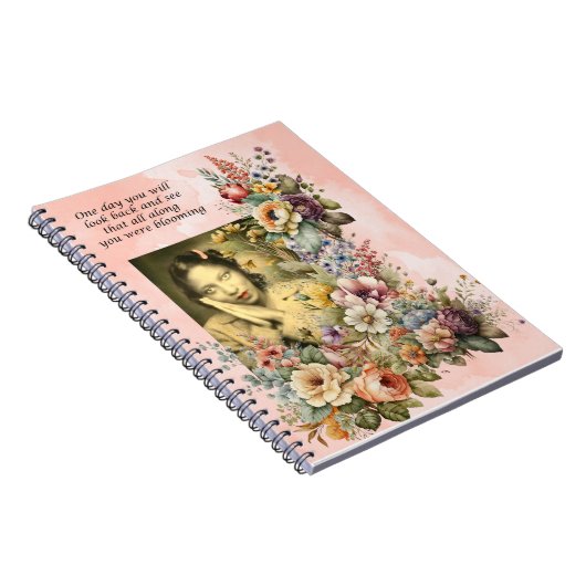 "Blooming all Along" Zitat hübsche Mädchen und Blu Notizblock (Rechte Seite)