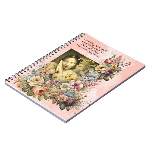 "Blooming all Along" Zitat hübsche Mädchen und Blu Notizblock (Linke Seite)