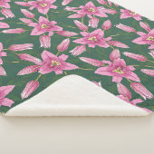 Blooming Lilies in Deep Green Sherpadecke (3/4)