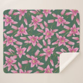 Blooming Lilies in Deep Green Sherpadecke (Vorderseite (Horizontal))