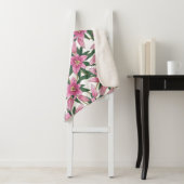 Blooming Lilies in Pastel Pink on White Sherpadecke (Beispiel)