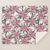 Blooming Lilies in Pastel Pink on White Sherpadecke (Vorderseite (Horizontal))