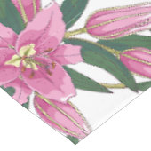Blooming Lilies in Pastel Pink on White Tischdecke (Schrägansicht)