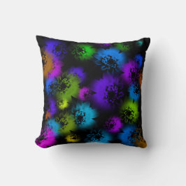 Blooms in the Shadows Kissen