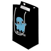 Blooo Funny Blue Ghost Pun Dark BG Kleine Geschenktüte (Vorderseite Schrägansicht)
