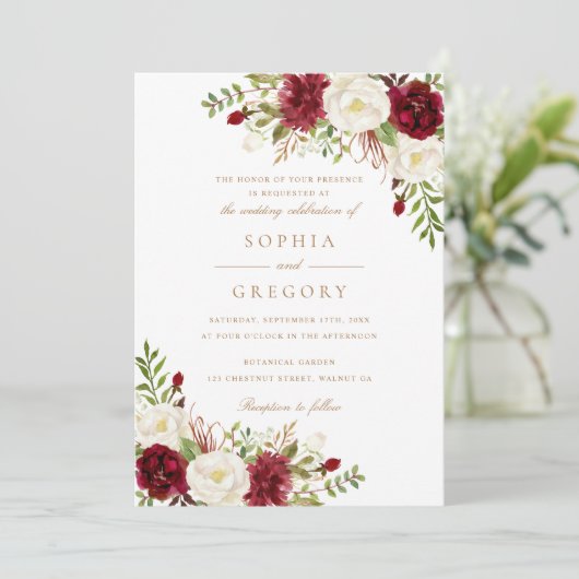 Bloral Red Burgundy White Modern Elegante Hochzeit Einladung (Stehend Vorderseite)