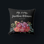 Bloral Tropical Beach Wedding Monogram Black Kissen<br><div class="desc">Machen Sie Ihre Hochzeiten Erinnerungen Teil Ihrer Wohngestaltung mit diesem tropischen,  blumenreichen Hochzeitskissen mongram,  maßgeschneidert. Erhältlich in Schwarz,  Grau und Weiß.</div>
