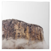 Bloße Klippe, die über Wolken steigt Fliese (Vorderseite)