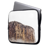 Bloße Klippe, die über Wolken steigt Laptopschutzhülle (Vorderseite Links)