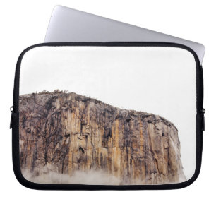 Bloße Klippe, die über Wolken steigt Laptopschutzhülle