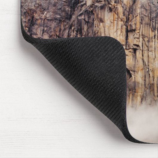 Bloße Klippe, die über Wolken steigt Mousepad (Ecke)