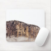 Bloße Klippe, die über Wolken steigt Mousepad (Mit Mouse)