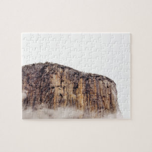Bloße Klippe, die über Wolken steigt Puzzle