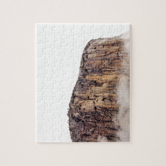 Bloße Klippe, die über Wolken steigt Puzzle (Vertikal)