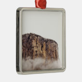 Bloße Klippe, die über Wolken steigt Silbernes Ornament (Rechts)