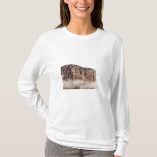 Bloße Klippe, die über Wolken steigt T-Shirt