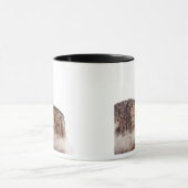 Bloße Klippe, die über Wolken steigt Tasse (Zentrum)