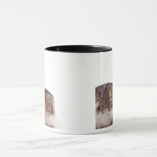 Bloße Klippe, die über Wolken steigt Tasse (Zentrum)