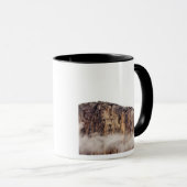 Bloße Klippe, die über Wolken steigt Tasse (VorderseiteRechts)
